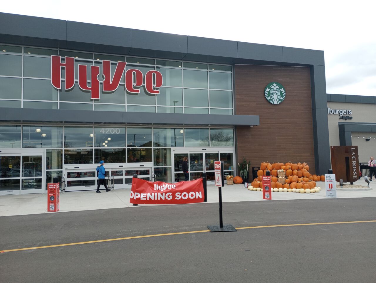 HyVee opens its first La Crosse supermarket at Valley View Mall WIZM
