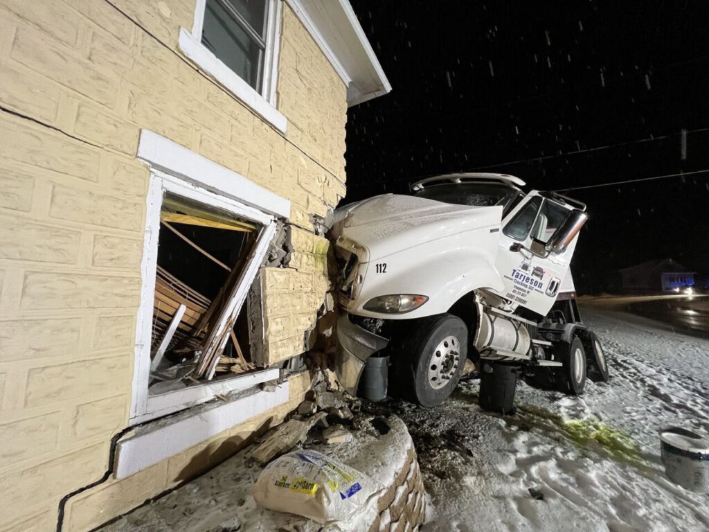 Semi, hauling 40,000-pound loader, crashes into Hokah home, where mom and son were sitting – WIZM 92.3FM 1410AM